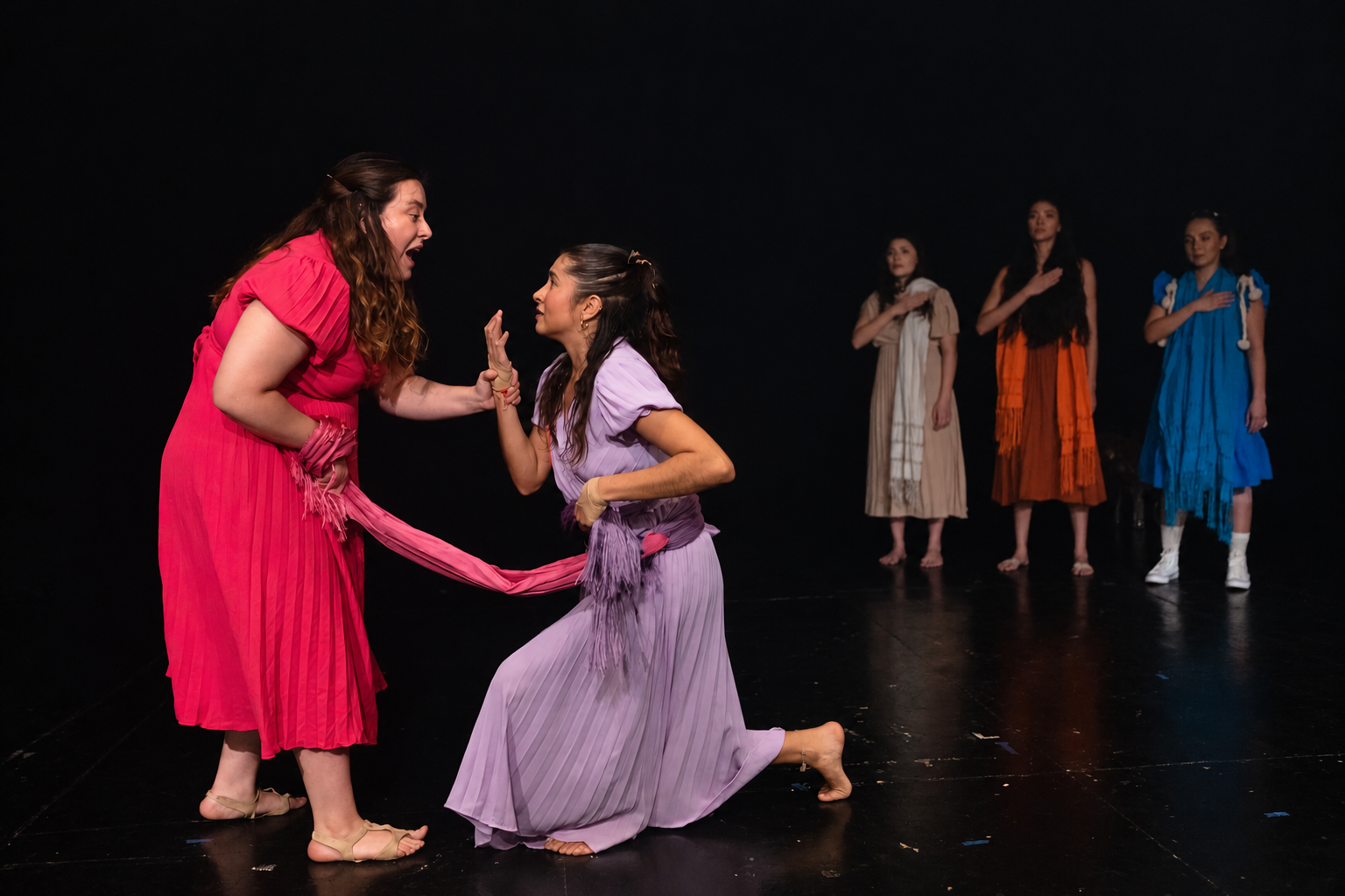 Escena de Caeya Celestina con dos intérpretes al frente y tres al fondo