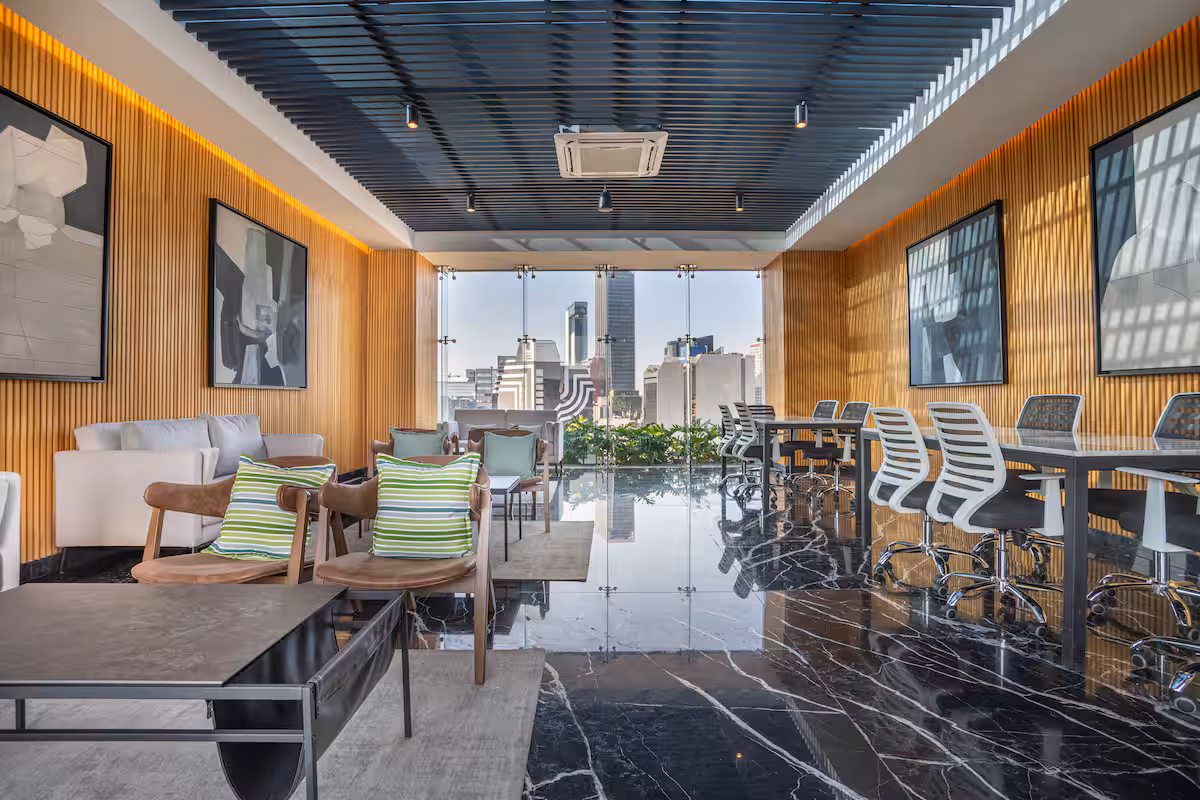 Área de coworking de ICON Roma con vista a la ciudad