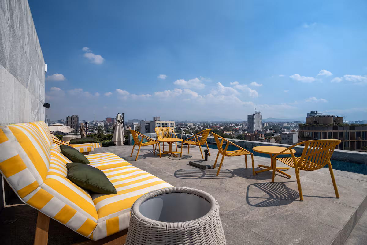Alberca y terraza de ICON Roma