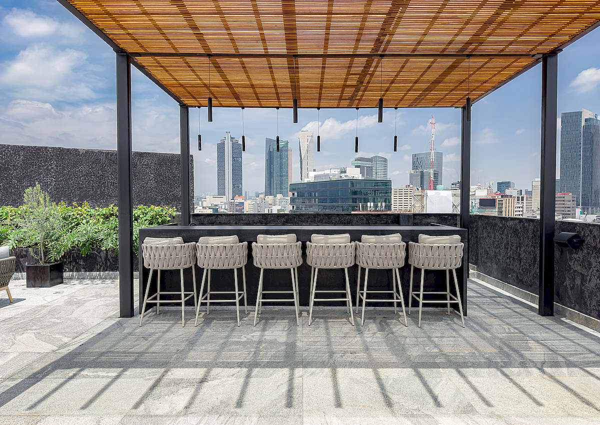 Terraza de ICON Roma con barra y vista urbana