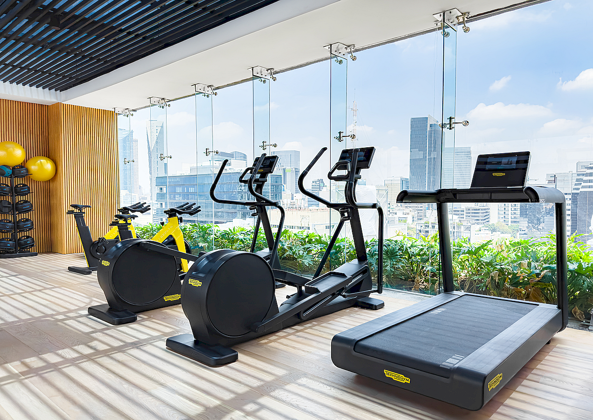 Gimnasio de ICON Roma con ventanales y vista urbana