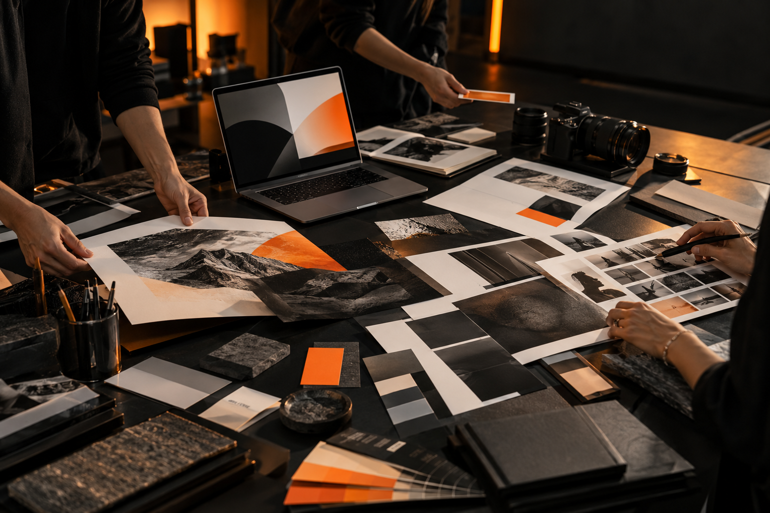 Mesa de trabajo con materiales de marca, fotografía y diseño digital